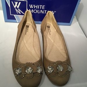 White Mountain Ladies Flats. Tan Suede, 8.5M